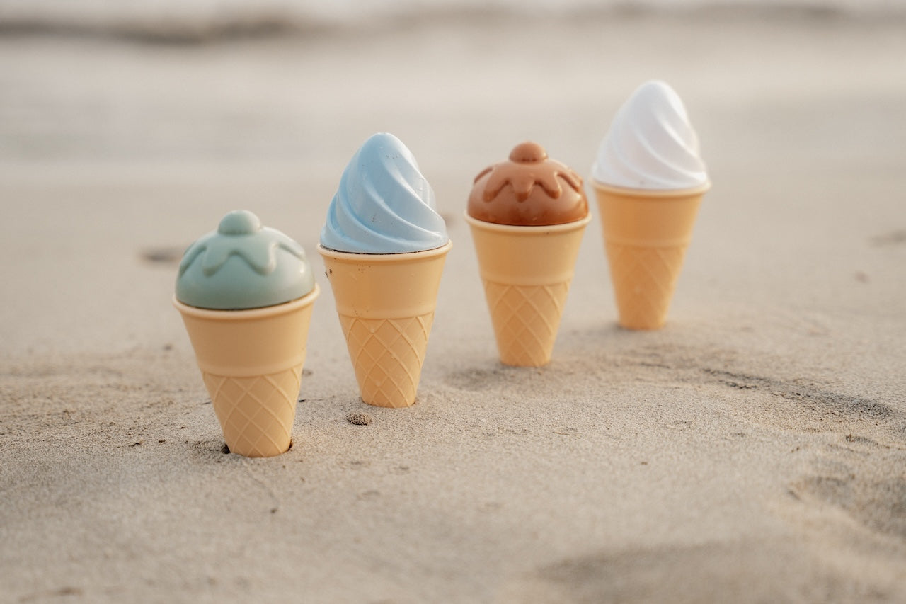 Sandformen Eis aufgesteckt im Sand